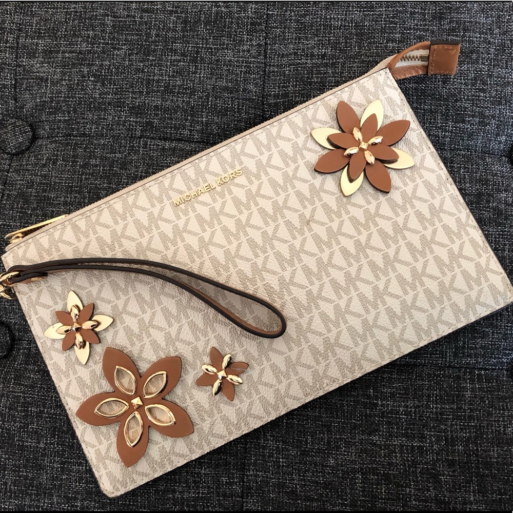 MICHAEL KORS medium wristlet